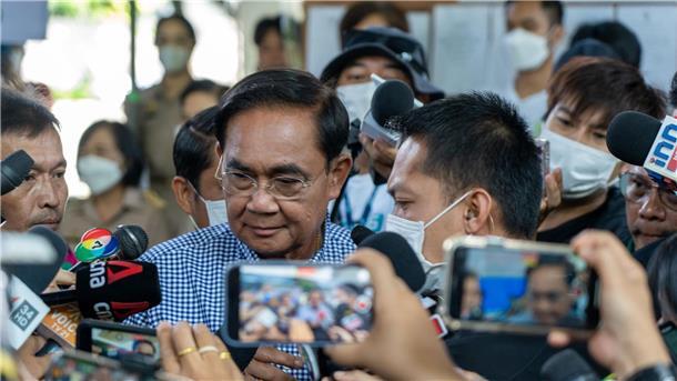 Thailands Premierminister Prayut Chan-o-cha zieht sich zurück.