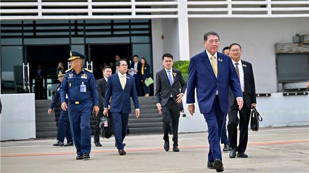 Thailand und Kambodscha einigen sich auf Waffenruhe Thailands Übergangsministerpräsident Phumtham Wechayachai flog am Morgen nach Malaysia ab.
