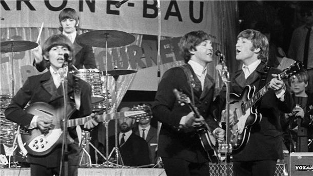 Der stille Beatle: George Harrison wäre jetzt 80 Jahre alt „The Beatles“ mit George Harrison (l-r), Paul McCartney, John Lennon und Schlagzeuger Ringo Starr bei einem Konzert 1966.