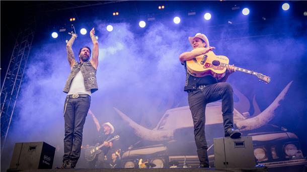 Deichbrand 2023: Magische Momente auf und vor den BÜHNEN (Fotos) The BossHoss heizt der Menschenmenge trotz des schlechten Wetters ein.
