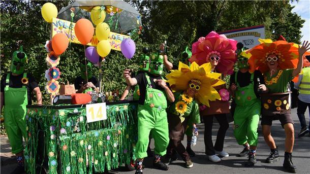 "The Cool Gang" eine Fußgruppe, läuft beim Festumzug in Rodenkirchen mit. 