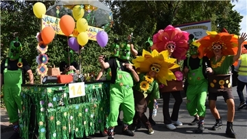 "The Cool Gang" eine Fußgruppe, läuft beim Festumzug in Rodenkirchen mit. 