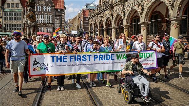 „The first pride was a riot“ steht auf diesem Transparent beim Pride-Demonstrationszug durch Bremen.
