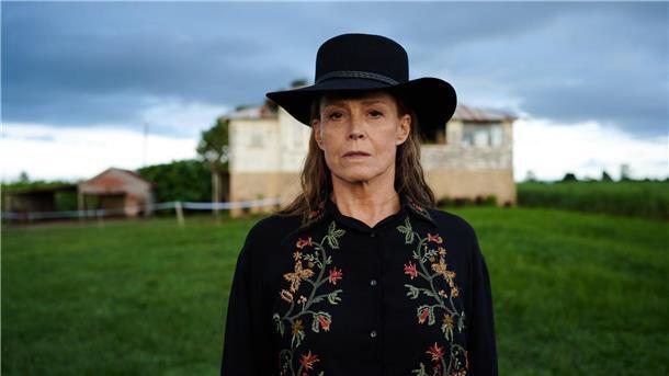 Sechs Streamingtipps im August - Milchtrinken als erste Bürgerpflicht „The Lost Flowers of Alice Hart“: Sigourney Weaver als June Hart.