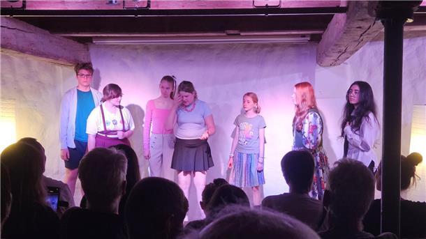 Theateraufführung in einer Mühle.  „Theaterfüchse“ im Fokus: Unter der Leitung der Theaterpädagogin Anna-Lena Rode entwickelten die sieben Darstellerinnen und Darsteller das eigene Stück „Zeitreise“.