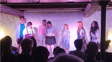 Theateraufführung in einer Mühle.  „Theaterfüchse“ im Fokus: Unter der Leitung der Theaterpädagogin Anna-Lena Rode entwickelten die sieben Darstellerinnen und Darsteller das eigene Stück „Zeitreise“.