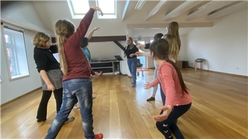 Theaterpädagogin Anna-Lena Rode mit der neu gegründeten Kindertheatergruppe der Seefelder Mühle