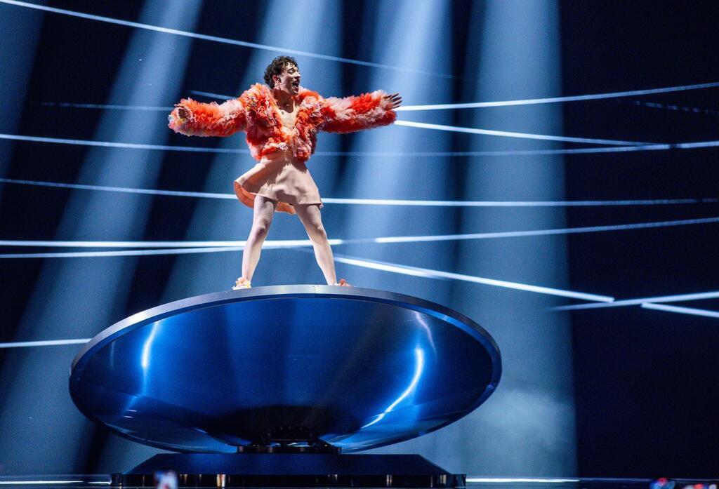 Theatralisch drehte sich der non-binäre Act Nemo mit kraftvoller Stimme auf einer Scheibe.