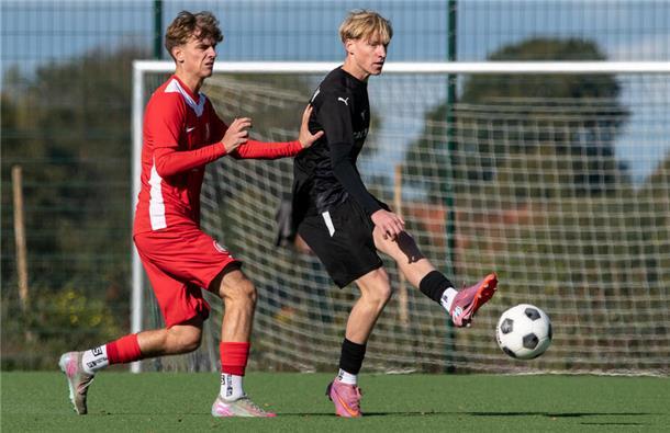 Thees Borstelmann (rechts) war einer der Torschützen beim verdienten 4:1-Auswärtssieg des JFV A/O/B/H/Heeslingen.