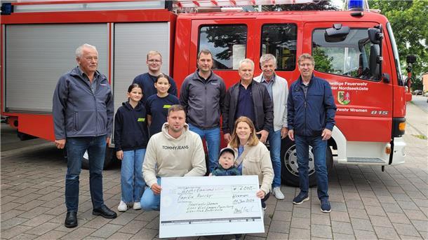 Schicksal von Theo (3) berührt viele: Auch die Wremer Feuerwehr spendet mit Theo und seine Eltern Berit und Marcel Bursky freuen sich: Die Wremer Feuerwehr spendet der Familie zusammen mit dem Lions Club aus Langen-Pipinsburg und dem Lions Club Bederkesa insgesamt 6000 Euro für den barrierefreien Umbau des Eigenheims.