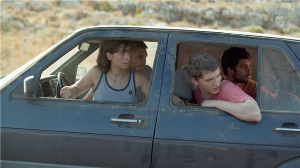 Theodora Exertzi (v.l.n.r.), Odysseas Psaras, Nikolas Tsibliaris, Aliocha Schneider in einer Szene des Films „Music“.