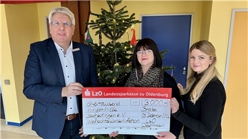 Theresa Petschulat (rechts) und Tanja Linneweber von der Kinderhilfe Butjadingen freuten sich über den symbolischen Scheck, den Andreas Vollert von der LzO-Stiftung ihnen überreichte.