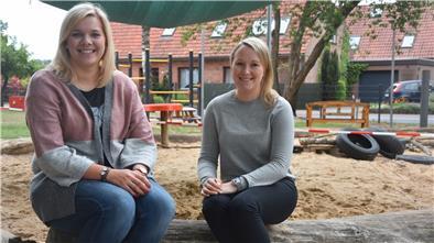 Therese Narawitz (links) und Christina Hinrichs lieben ihren Job. Doch momentan sind die Erzieherinnen alles andere als zufrieden. Corona-Auflagen verhindern die gewohnte Arbeit mit Kindern. „Wir können nicht das machen, was wir sonst gemacht haben“, sagt Narawitz.