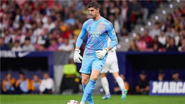Thibaut Courtois musste sich mit Feuerzeugen bewerfen lassen.