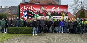 Thieling-Mitarbeiter und Bayern-Fan Kai Behrens wurde 40 Jahre alt - dazu passend gab es diesen kunstvoll verzierten Container.