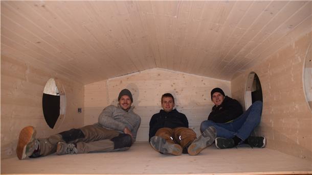 Ein Tiny House für Touristen in Duhnen Thies Hennings, Julius Brütt und Jasper Brütt (von links) aus Nordleda haben zusammen ein mobiles Tiny-Houses gebaut.
