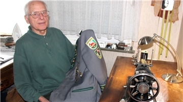 Thies mit Uniformrock an der alten „Original-Victoria“.