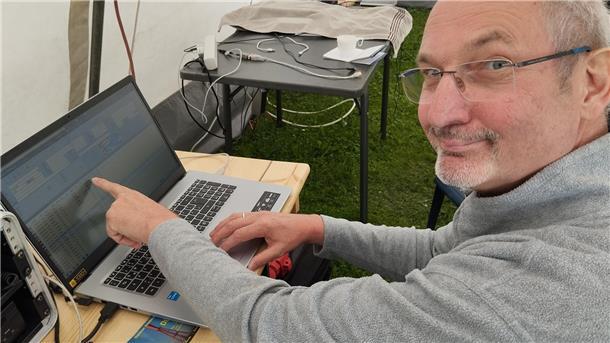 Mann zeigt auf seinen Bildschirm