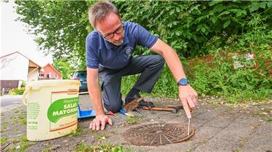 Thomas Bahr von der Dorumer Freiwilligen Feuerwehr macht vor, wie man einen Hydranten einfach und schnell säubern kann.