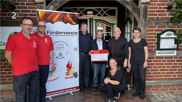 Thomas Bahr (von links), Thomas Koch und Michael Pakusch von der Dorumer Feuerwehr haben allen Grund zur Freude. 