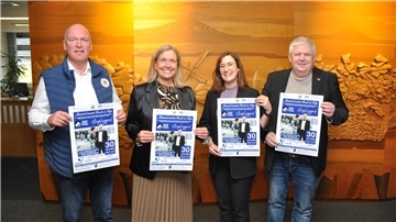 Thomas Blaeschke (rechts) freut sich auf das Konzert in St. Liborius. Unser Foto zeigt den preisgekrönten und weitgereisten Musiker und Entertainer mit Lions-Clubmaster Heino Engelke (von links) sowie die Sponsorinnen: Katharina Witte von der Sparkasse Rotenburg Osterholz und Ulrike Schloen von der Volksbank Osterholz Bremervörde.