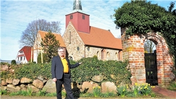 Thomas Casper und seine Mitstreiter laden ein, beim großen Geburtstagsfest des Kirchenkreises Wesermünde am Pfingstsonntag rund um die Debstedter Kirche dabei zu sein.