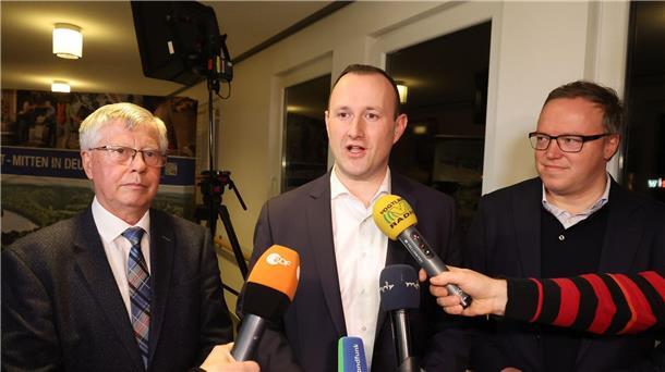 Gegenwind von der Straße: AfD verliert Landratswahl Thomas Fühmann (l-r, CDU), scheidender Landrat, Christian Herrgott (CDU), Wahlsieger, und Mario Voigt, CDU-Vorsitzender in Thüringen zeigen sich erleichtert nach der Bekanntgabe der Ergebnisse.