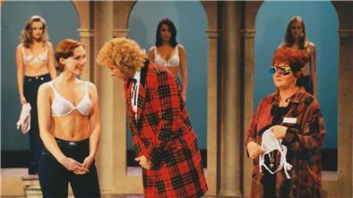 Thomas Gottschalk als Begutachter einer BH-Wette: Wetten, dass? 1996 in der Stadthalle.