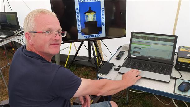 Von Eckwarderhörne nach Ecuador per Funksignal Thomas Gröne sitzt vor einem Laptop und blickt in die Kamera.