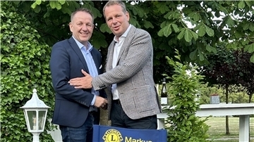 Thomas Holsten (links) übergibt das Präsidentenamt des Zevener Lions Clubs an Markus Klindwort.