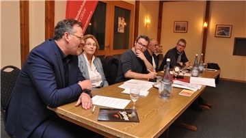 Thomas Hüser (links), Geschäftsführer der Nordenhamer Zink- und Bleihütte, im Gespräch mit (von links) der SPD-Bundestagsabgeordneten Susanne Mittag, dem Nordenhamer SPD-Ortsvereinsvorsitzenden Nils Humboldt, Cebrail Demir, Betriebsratsvorsitzender der Bleihütte, und dem Nordenhamer IG-Metall-Geschäftsführer Jochen Luitjens.