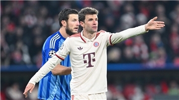 Thomas Müller gibt den Weg für den FC Bayern vor.
