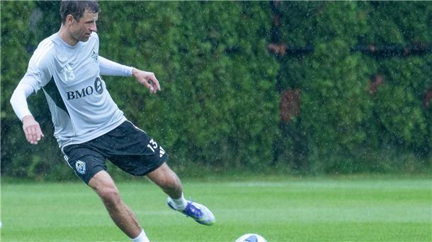 Thomas Müller in Vancouver: Wie das erste Training lief Thomas Müller hat sein erstes Mannschaftstraining absolviert.