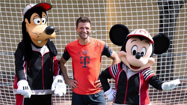 Das Big Business von Bayern und BVB im Trump-Land Thomas Müller in Orlando mit Goofy und Micky Maus.