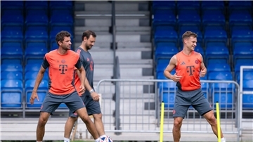 Thomas Müller (l) spielt bei der Club-WM letztmals für den FC Bayern
