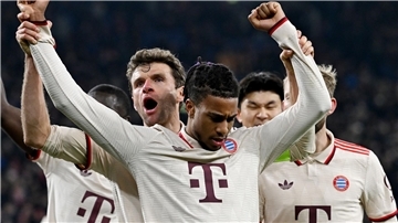 Thomas Müller (l) war gegen Donezk Torschütze und Antreiber - auch neben dem Platz