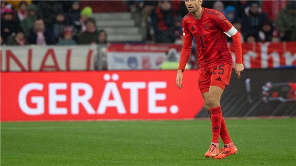 Der Rücken: Müller muss nach Fallrückzieher „in Inventur“ Thomas Müller musste gegen Heidenheim mit Rückenproblemen vom Platz.
