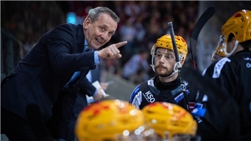 Thomas Popiesch gibt die Richtung vor und die Spieler folgen ihm. Er hat die Fischtown Pinguins um Kapitän Jan Urbas zum Erfolg geführt und ist nun auch mit Krefeld auf DEL-Kurs.