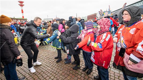 Thomas Popiesch macht den kleinsten Fans eine Freude.