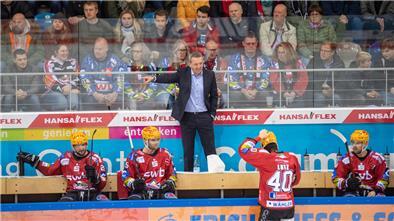 Pinguins-Trainer Thomas Popiesch gestikuliert