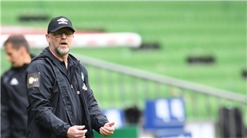 Thomas Schaaf gibt alles an der Seitenlinie, kann den Abstieg aber nicht verhindern.