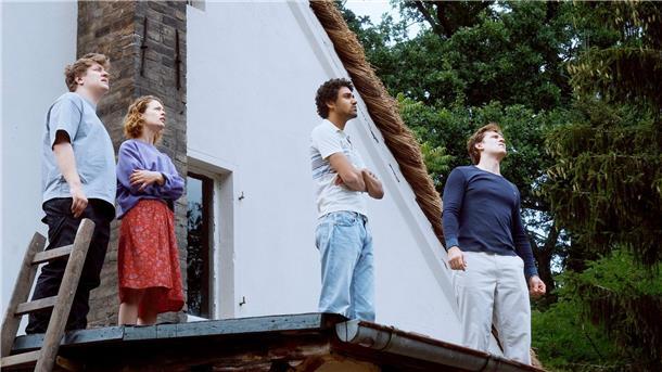 Fünf deutsche Filme im Wettbewerb der Berlinale Thomas Schubert (l-r), Paula Beer, Langston Uibel und Enno Trebs in Christian Petzolds Film „Roter Himmel“.