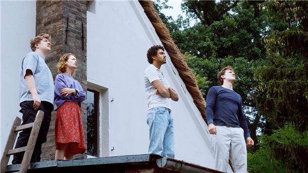 Thomas Schubert (l-r), Paula Beer, Langston Uibel und Enno Trebs in einer Szene des Films „Roter Himmel“.