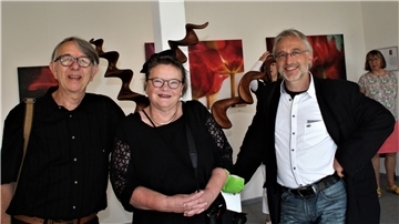 Thomas Tiensch, Christiane Böttcher und Uwe Hansmann (von links) zeigen Skulpturen und Fotokunst noch bis zum 25. September in den Ausstellungsräumen des Kulturforums Dorum.