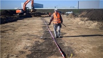 Thomas Voigt ist ehrenamtlicher Bodendenkmalpfleger beim Landesamt für Denkmalpflege und Archäologie Sachsen-Anhalt. Hier geht er mit einem Metalldetektor eine Grubenlinie ab. Sie stammt aus der Bronzezeit und ist etwa 3000 Jahre alt. Die einzelnen Gruben sind 50 bis 60 Zentimeter tief.