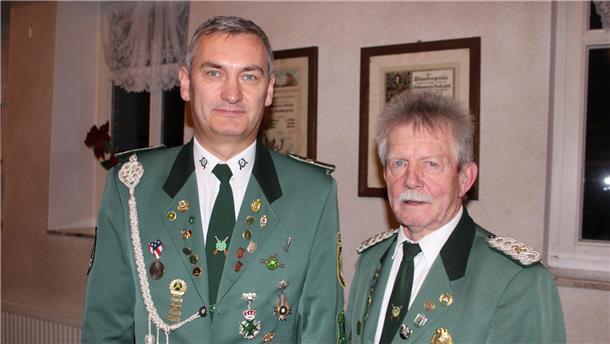 Thomas von Glahn (links auf dem Foto) löst Rudi Martens als Präsident des Schützenbundes der Geesteniederung ab.