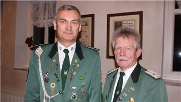 Thomas von Glahn (links auf dem Foto) löst Rudi Martens als Präsident des Schützenbundes der Geesteniederung ab.