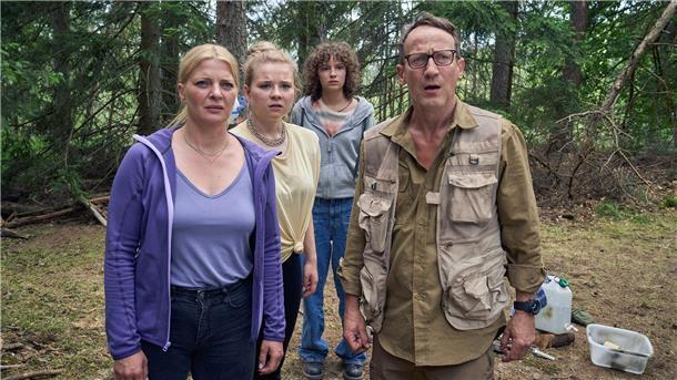 Thomas Wellmann (Wotan Wilke Möhring, rechts) bereitet sich mit seiner Frau Eva (Jördis Triebel, links) und den Töchtern Paula (Daria Vivien Wolf, Zweite von links) und Jenny (Josefine Keller) auf einen erneuten Blackout vor - eine Szene aus „Blackout bei Wellmanns“. Der Film lief im März bei Arte und kommt nun im ZDF.