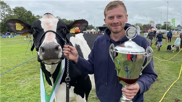 Thore Lünschen, der Vorsitzende des Tierschauvereins, führte die schönste Kuh vor. „Addisyn“ wurde Miss Stollhamm.