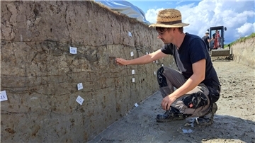 Bild von Thorsten Becker, Archäologe am Institut für historische Küstenforschung, bei Grabungen in Iggewarden/Butjadingen.